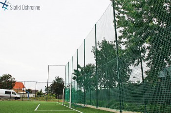 Piłkochwyty z siatki instalowane na boiska sportowe